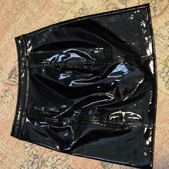 J. Crew Black Glossy Faux Leather Side Zip Lined Mini Skirt - Size 0 - Picture 2 of 11